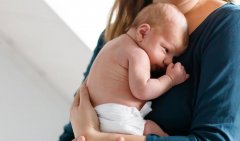 三个月新生儿竖抱指南：何时、如何，安全又健康！