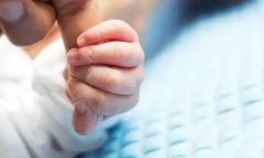 婴儿正确睡姿图揭秘：刚出生能侧卧睡吗？