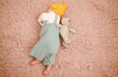 新生婴儿青蛙睡姿，竟是脑瘫信号？真相揭秘！